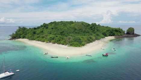 toma aérea de una pequeña isla en el océano índico frente a madagascar