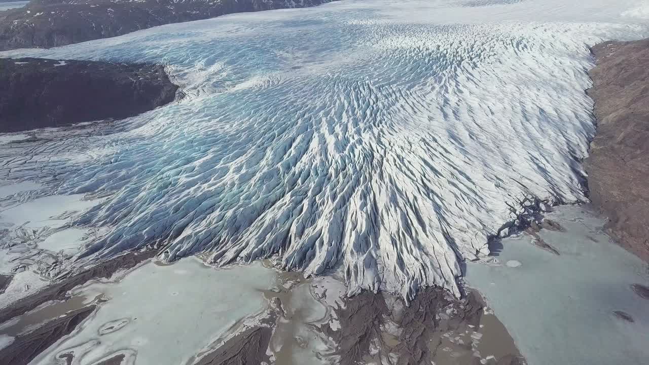 유럽에서 가장 큰 빙하인 바트나요쿨 (vatnajökull) 은 아이슬란드의 산맥을 가로질러 흐르는 아름다운 빙하입니다.
