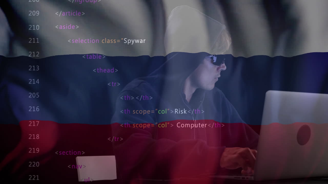 hacker con capucha y gafas de sol escribiendo sobre la bandera rusa y la animación de código