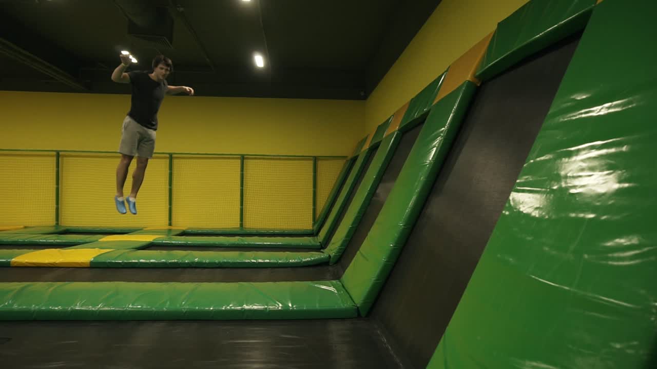 매력적인 남성 체조 선수가 등으로 돌풍을 일으킨다.