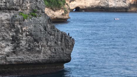 un grupo de pescadores locales sentados en un acantilado y pescando