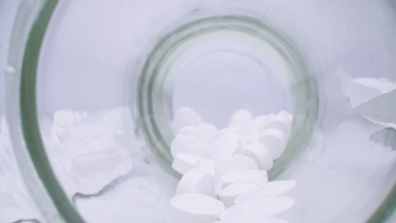 toma en cámara lenta de drogas en la botella