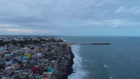 vista aérea de 4k de un faro cerca del puerto del puerto disparado con un dron en pondicherry, india