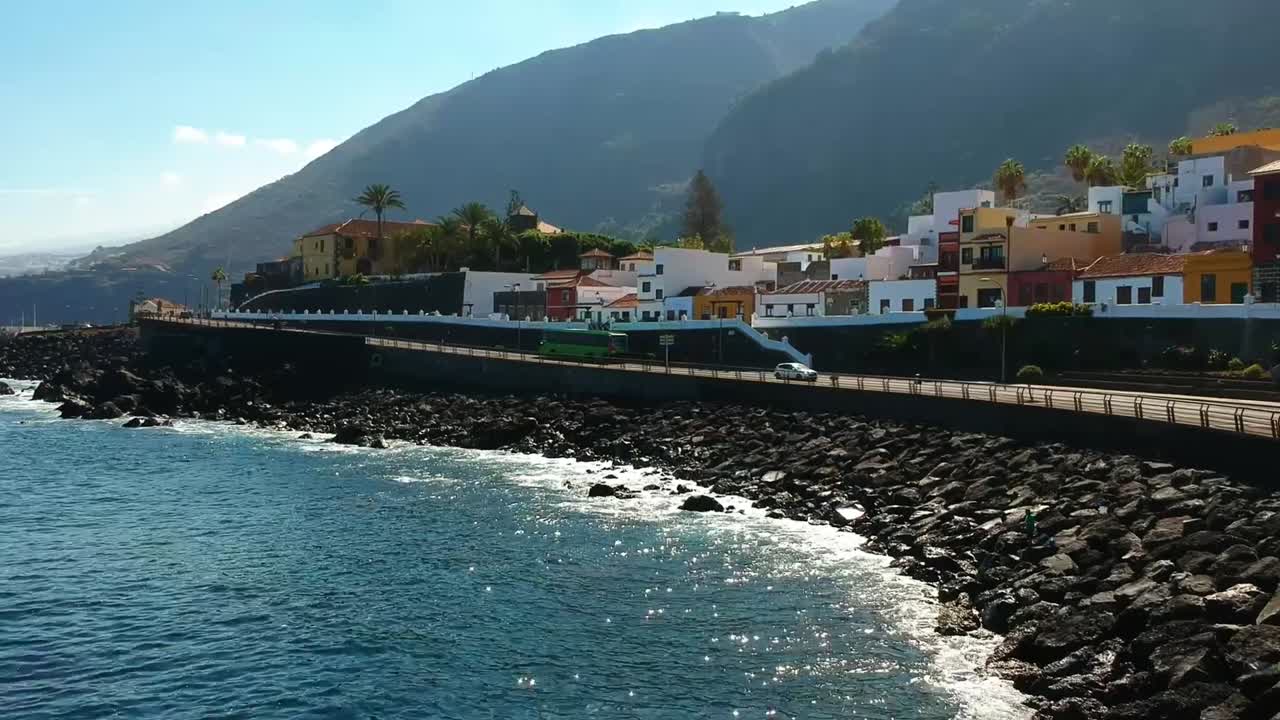Imágenes aéreas de dron en Garachico - Caletón (Tenerife) junto al océano azul mientras las olas golpean las rocas en el agua.