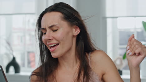 chica emocionada secando el cabello en el retrato del baño. mujer bailando tocando el peinado