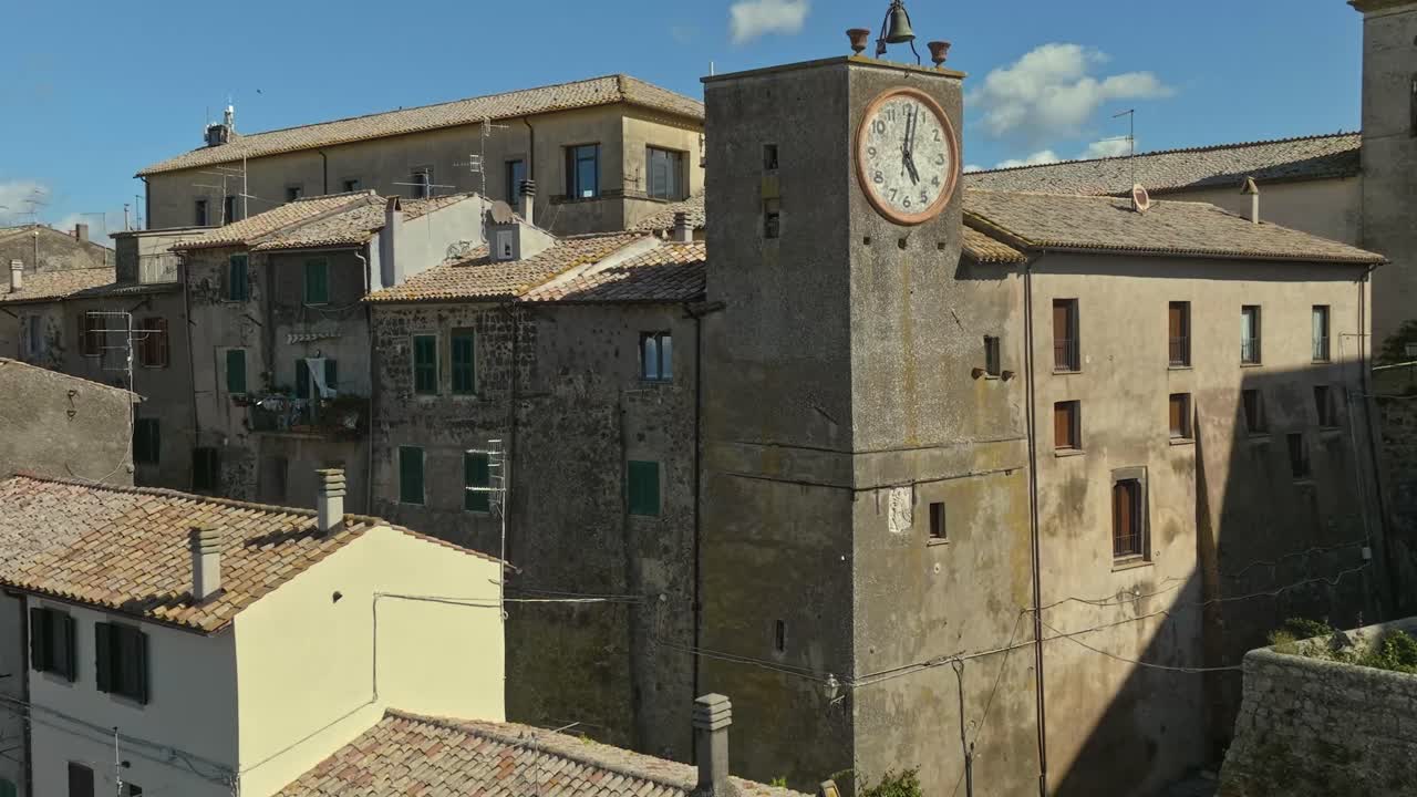 이탈리아 비테르보 주 볼세나 호수 에 있는 카포디몬테 옛 도시 주변 의 공중 사진