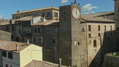 Luftaufnahmen-Rund-Um-Die-Altstadt-Von-Capodimonte-Am-Bolsenasee,-Provinz-Viterbo,-Italien