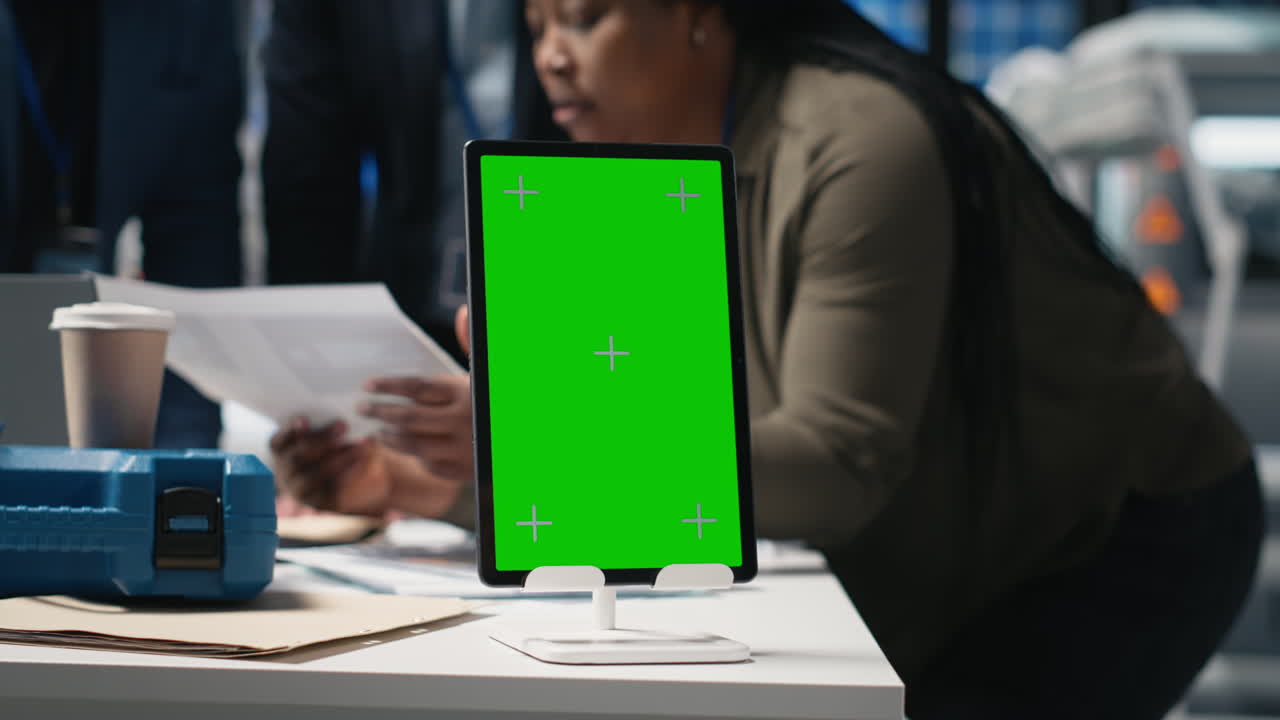 Tablet med grøn skærm i kontormiljø