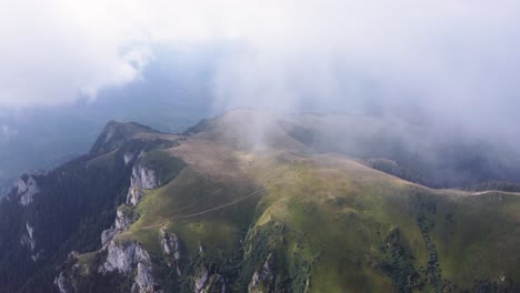 Erleben-Sie-Die-Mystik-Eines-Mit-Sommernebel-Bedeckten-Berggipfels,-Eingefangen-Aus-Der-Faszinierenden-Drohnenperspektive