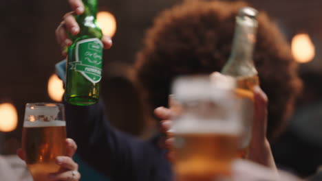 grupo diverso de amigos haciendo brindis divirtiéndose bebiendo socializando pasando el rato en el pub charlando compartiendo celebración disfrutando de la reunión nocturna