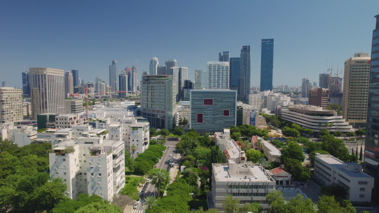 텔아비브 의 유명한 소라스키 의료 센터 와 킹 데이비드 대로 텔아비브 의 나무 들 은 보행자 들 에게 격렬 한 열 에서 그늘 을 제공 한다 - push in shot