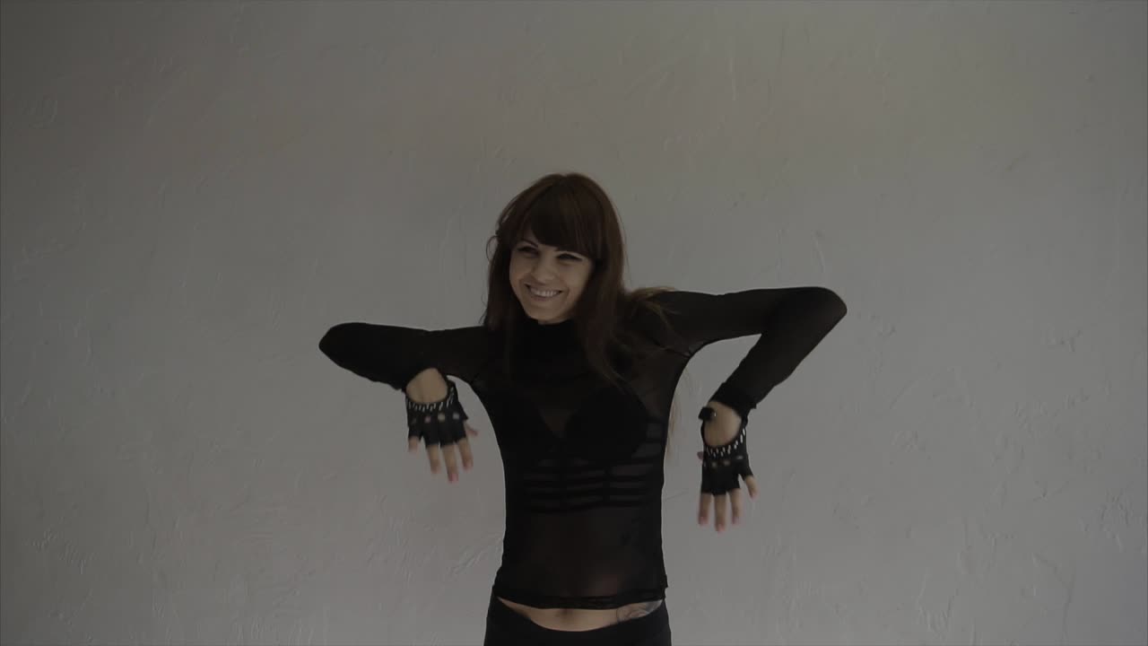 행복한 여성이 스튜디오에서 춤을 춘다