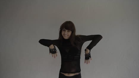 mujer feliz bailando en un estudio