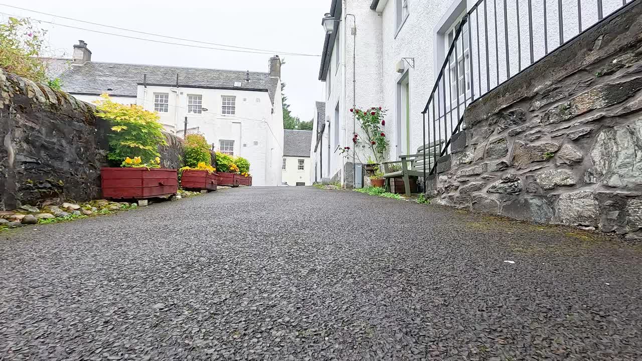 꽃 상자 들 이 있는 조용 한 골목