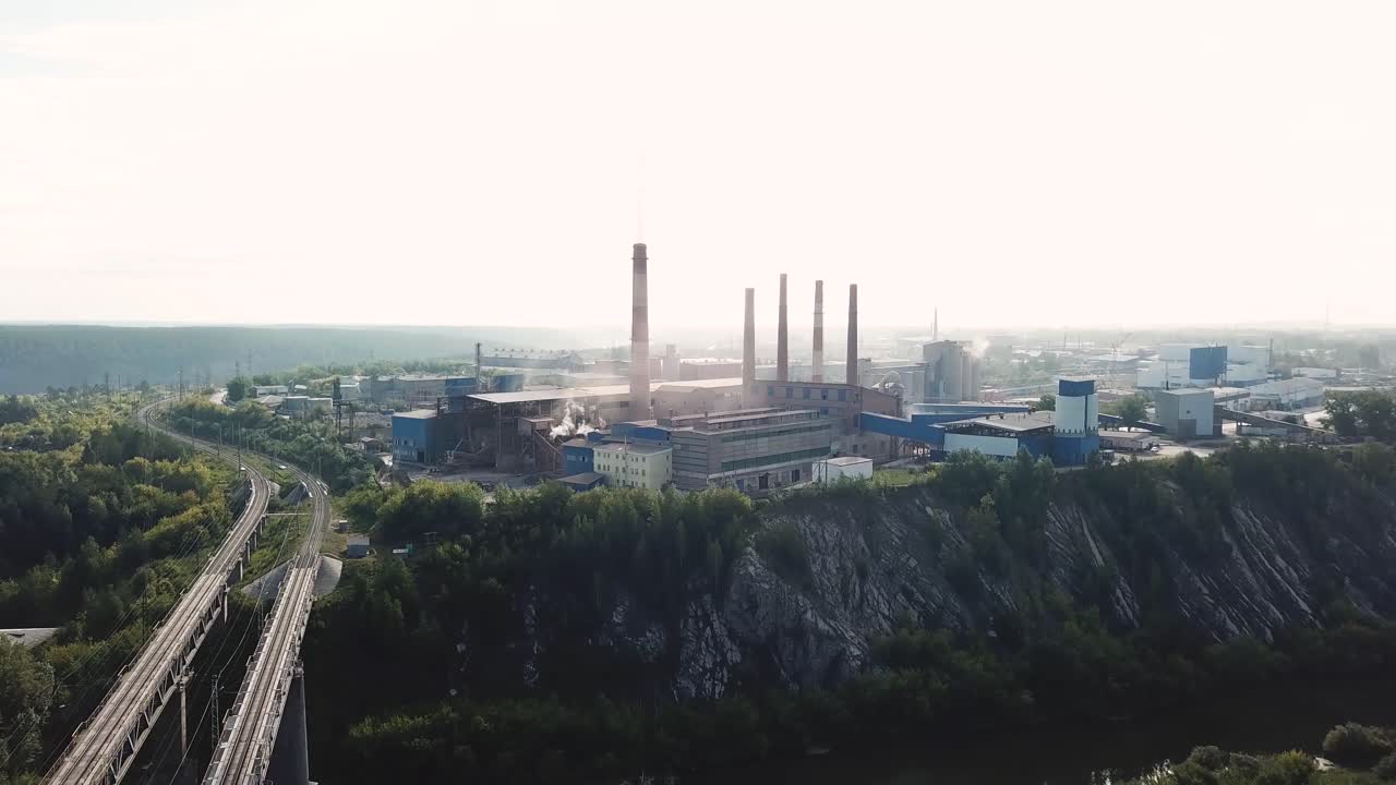 instalación industrial en la cima de una colina