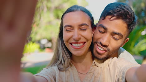 Selfie,-Amor-Y-Feliz-Pareja-Interracial-En-El-Parque