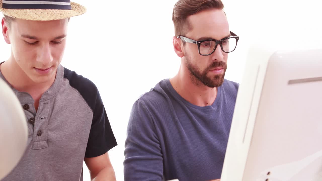 hombres que usan computadoras y portátiles