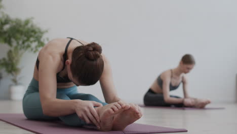 mujer caucásica activa en entrenamiento de yoga
