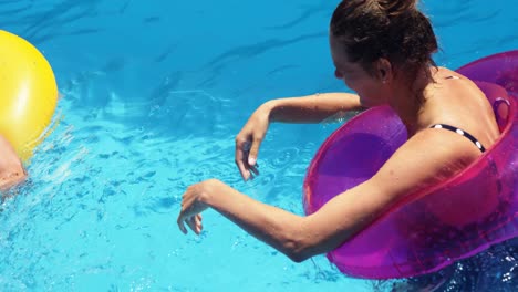 Glückliche-Familie,-Die-Spaß-Im-Schwimmbad-Hat