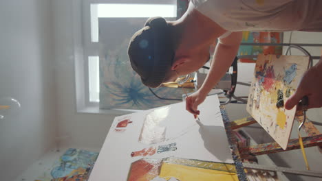 artista masculino trabajando en la pintura