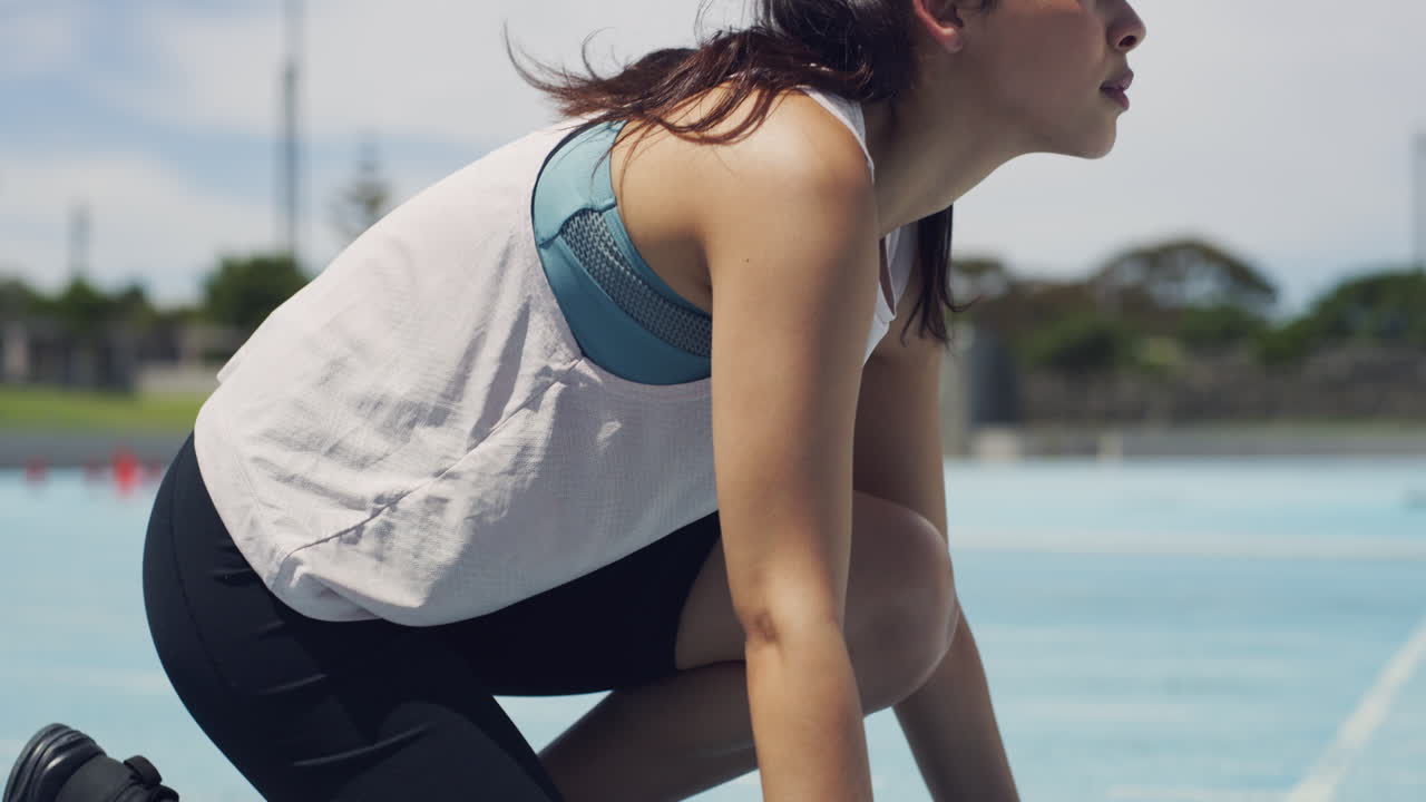 뛰기 위해 출발선에 있는 능동적인 운동선수