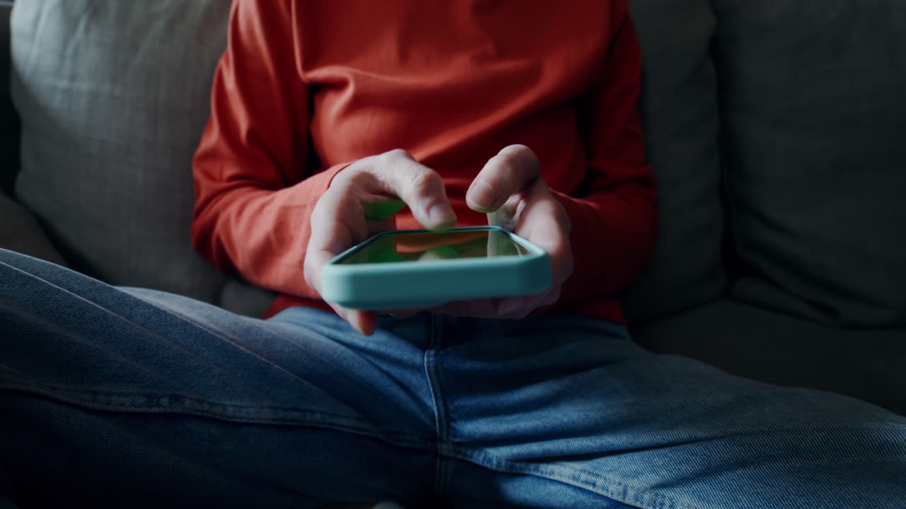 집에서 스마트폰을 사용하는 사람