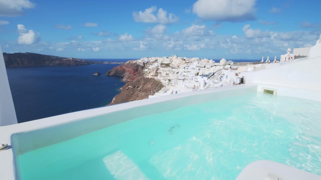 vista del jacuzzi con el pueblo de oia al fondo, grecia