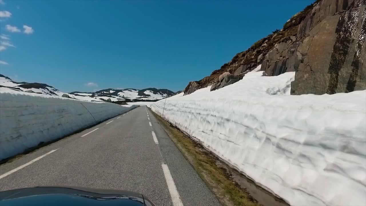 Straße in den norwegischen Bergen