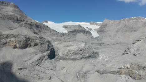 aerial de un glaciar casi derretido en la cima de una montaña