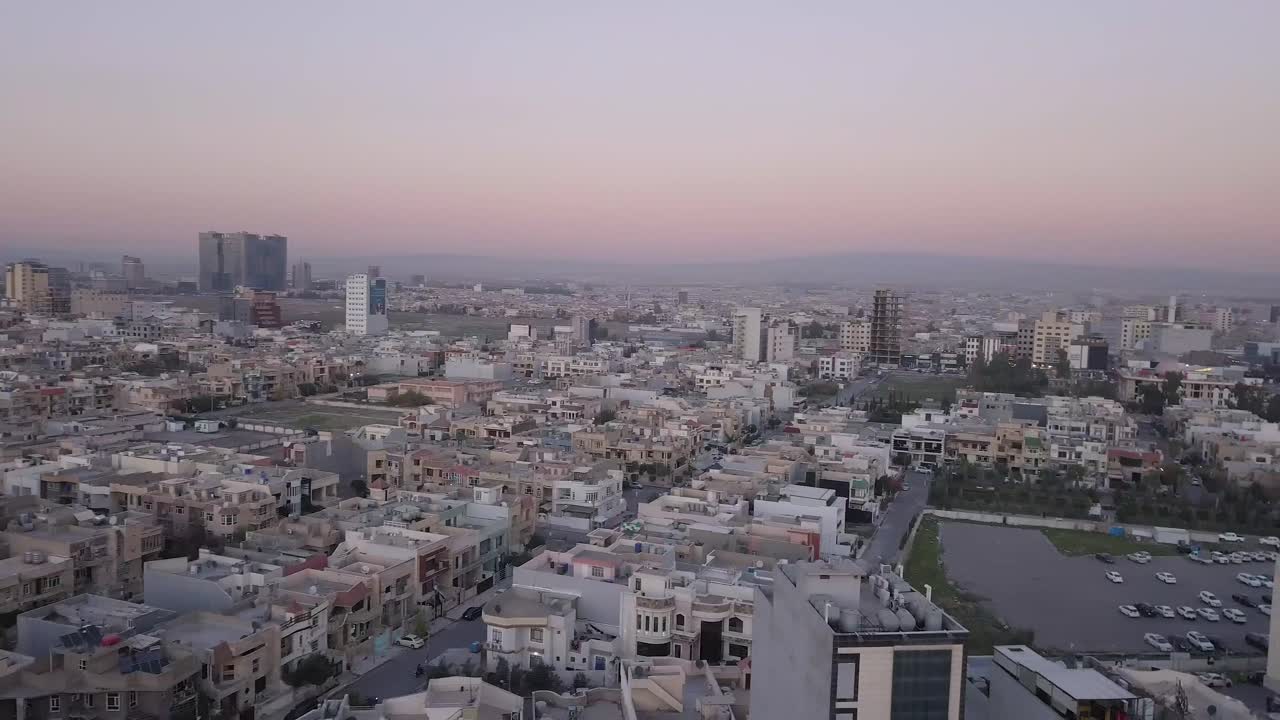 una toma aérea de la ciudad de bakhtiari en erbil 4k drone shot