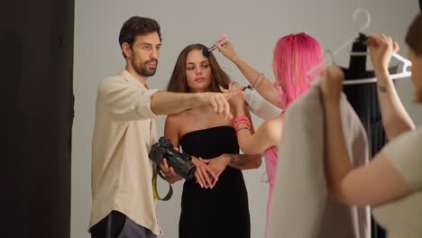 detrás de las escenas de una sesión de fotos de moda: maquillaje y peinado