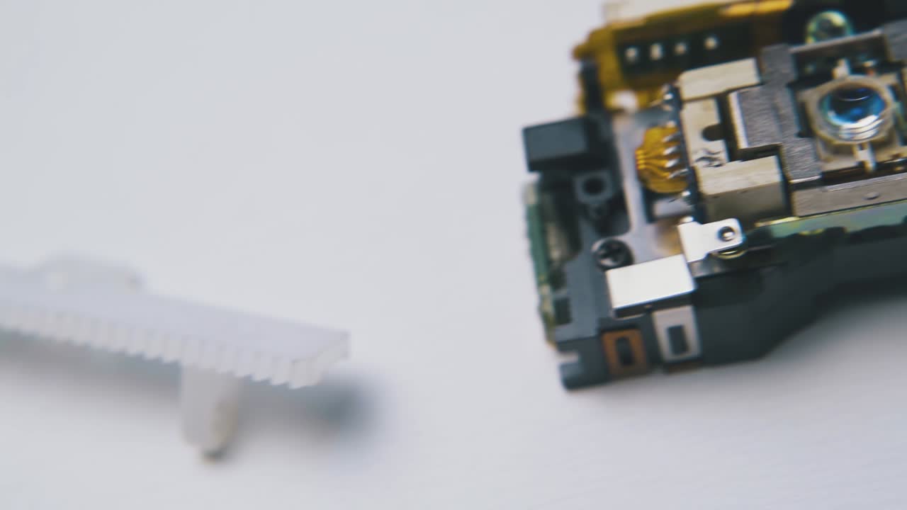 движение вдоль набора небольших частей, лежащих на белом фоне