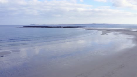 Drohnenaufnahme-Von-Gress-Beach-Bei-Ebbe-Mit-Punkt-Im-Hintergrund-Auf-Den-äußeren-Hebriden-Schottlands