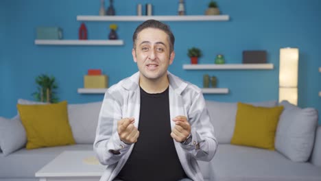 hombre dando un discurso motivacional a la cámara.