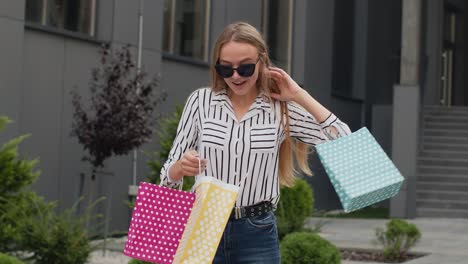 chica adolescente con ropa de moda con bolsas de compras multicolores. concepto de descuentos de venta del viernes negro