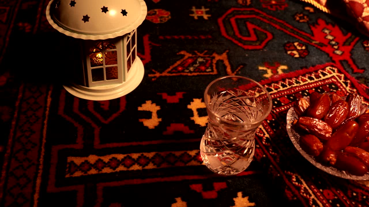 이프타르는 저녁 식사입니다. 장식의 슬라이더 뷰 라마단 카림 휴일 축제 축하 카드, 무슬림의 거룩한 달 라마단의 카림에 대한 초대. 어두운 배경. 선택적 초점