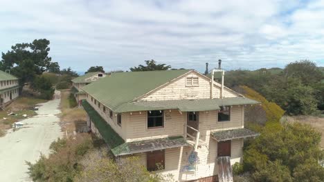 Toma-Aérea-De-Los-Cuarteles-De-La-Base-Militar-Abandonada,-Fort-Ord-Cerca-De-Monterrey-California