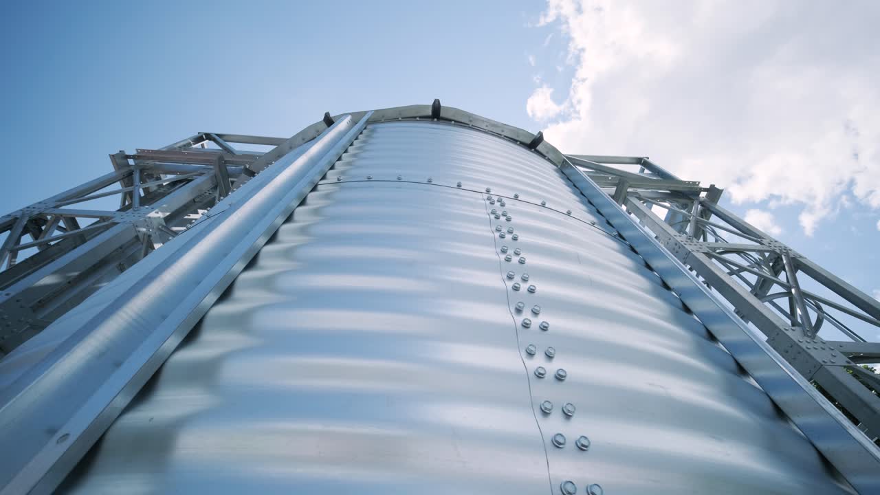 silos metálicos en el campo. grandes contenedores para el almacenamiento y procesamiento de granos. ascensores de grano de plata en tierras de cultivo. tanque de almacenamiento vista desde arriba. silo con grano.