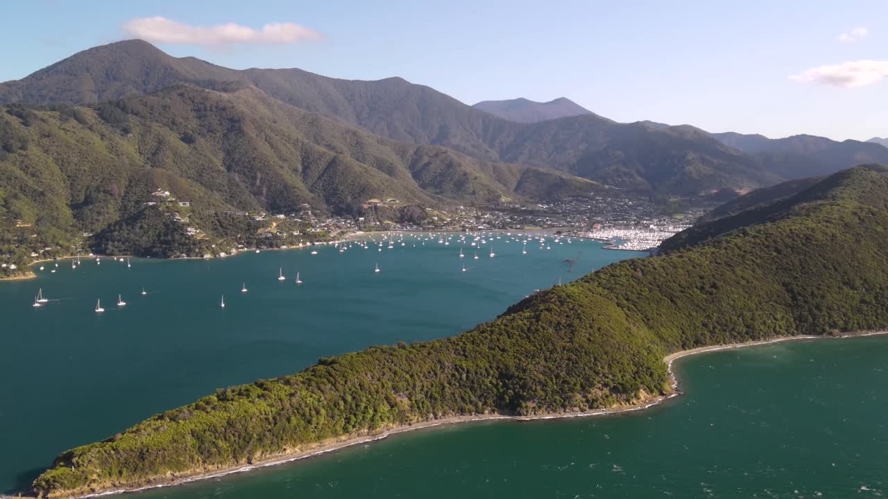 웨이카와 만을 배경으로 뉴질랜드의 픽턴에 있는 스나우트와  ⁇  샤를로트 전망