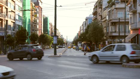 cruzamento movimentado em atenas