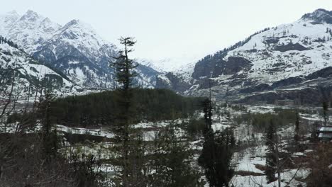 Schneekappenberg-Mit-Hellem,-Dunstigem-Himmel-Am-Tag