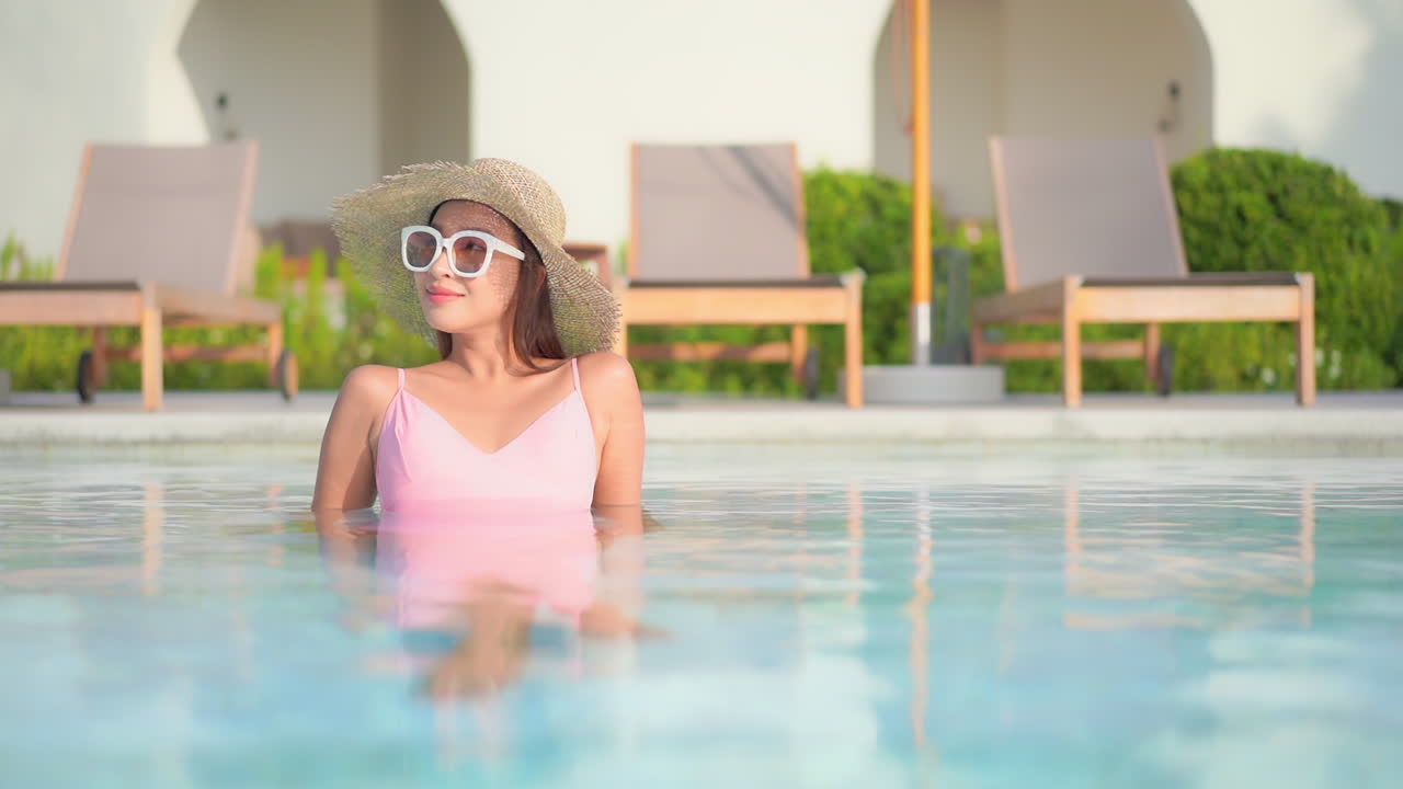 Elegante asiatische Frau genießt heißen Tag im Schwimmbad – Ganzaufnahme