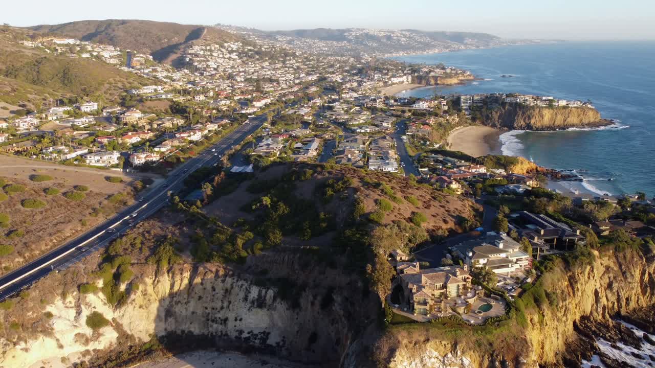 Laguna Beach, ampia vista panoramica nella contea di Orange, California, USA. Vista verso sud da Crystal Cove, Emerald Bay e Crescent Beach, con scogliere costiere e spiagge sabbiose.