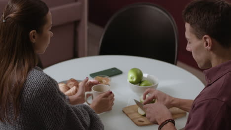 couple prenant le petit déjeuner ensemble