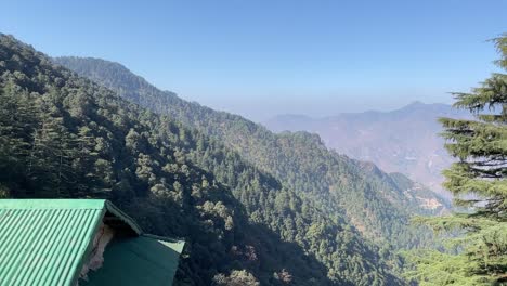 Malerische-Schwenkaufnahme-Von-Einem-Aussichtspunkt-In-Indien-Mit-Blick-Auf-Die-üppige-Landschaft-Aus-Wäldern-Und-Bergen-An-Einem-Klaren-Tag