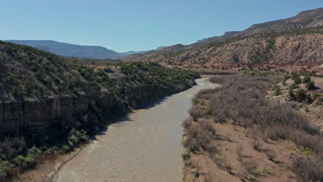 Luftaufnahme-Des-Wüstenflusses-Während-Des-Frühlingsabflusses-In-Der-Wildnis-Von-New-Mexico