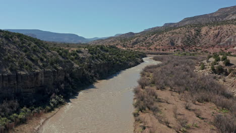 Vista-Aérea-Del-Río-Del-Desierto-Durante-La-Escorrentía-De-Primavera-En-El-Desierto-De-Nuevo-México