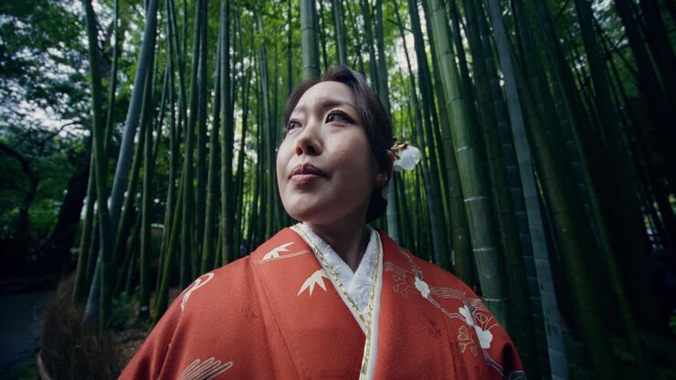 Donna in Kimono in una foresta di bambù