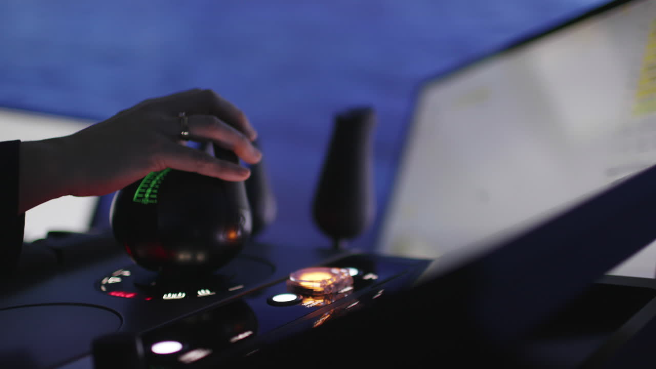 Un uomo in giacca tocca vari componenti di un complesso sistema informatico.