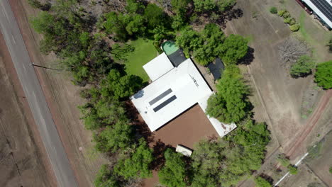propiedad de lujo con drones aéreos en un suburbio residencial